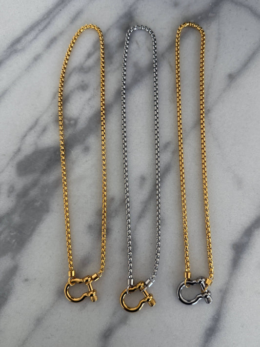 LOCKET NECKLACE : SILVER NECKLACE WITH GOLD PENDANT