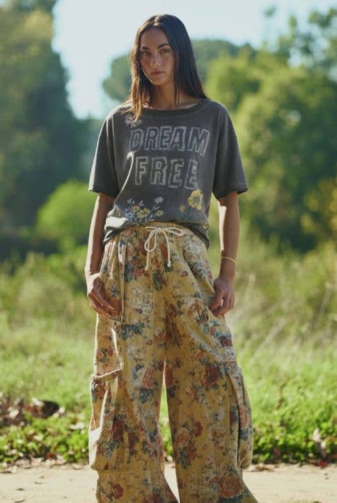 DREAM FREE FLORAL GRAPHIC MINERAL WASH TOP: Charcoal - L