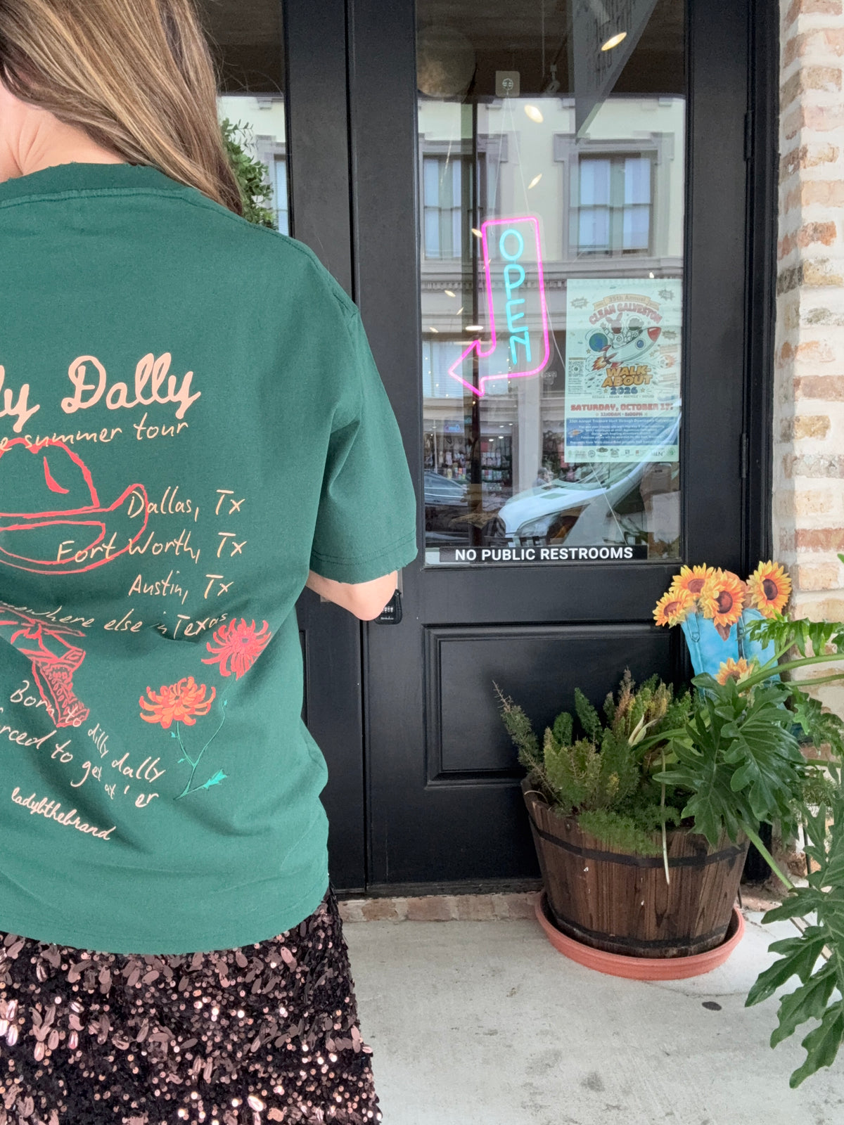 Dilly Dally Tee